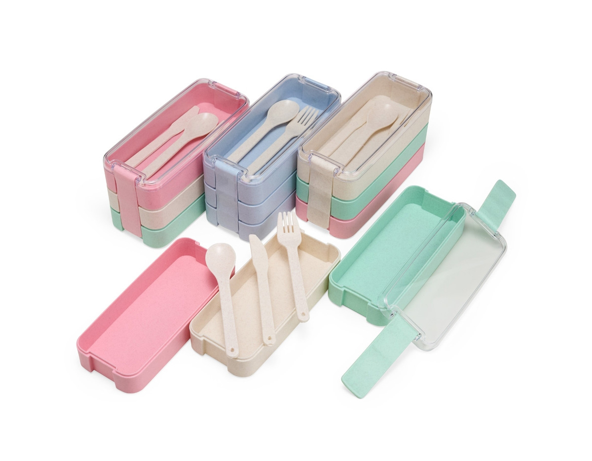 Marmita com 3 andares? Temos! Com 900ml de capacidade e 3 divisórias, esta marmita oferece espaço de sobra para organizar alimentos e ainda os mantém separados, preservando o sabor de cada um deles. Sua tampa hermética garante que os alimentos permaneçam frescos por mais tempo e evita vazamentos indesejados, permitindo um transporte mais seguro. Acompanha garfo, faca e colher.