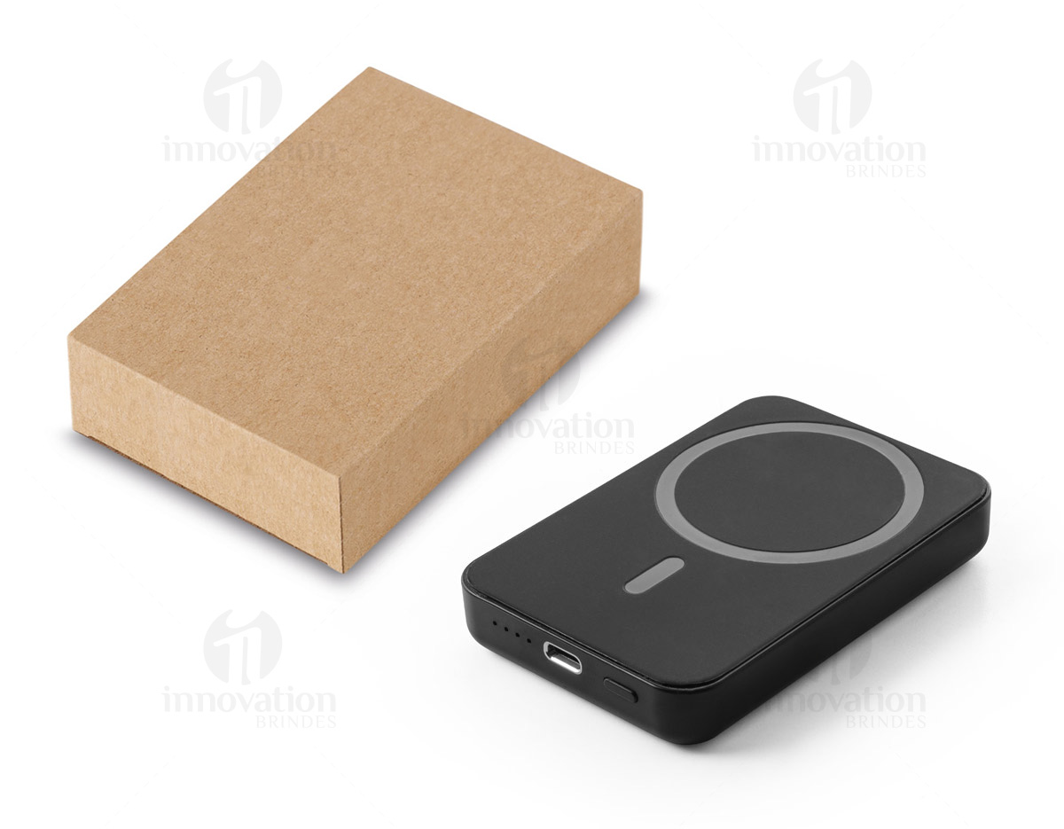 Com design sustentável em ABS 100% reciclado, esta bateria portátil oferece 10.000 mAh de capacidade e carregamento rápido de 15W. Sua função magnética permite fixação fácil em smartphones, com grip adicional para modelos sem magnetismo. Compatível com carregamento sem fio e inclui cabo USB-C. Ideal para quem busca praticidade e sustentabilidade no dia a dia.