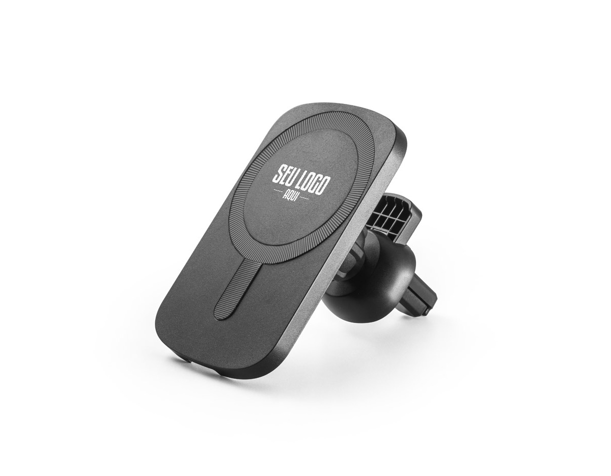 Suporte de carro com carregador magnético wireless rápido, feito de ABS reciclado e silicone. Fixação na ventilação do carro com clipe, entrada USB-C e cabo USB-A/USB-C para carregamento de até 15W. Inclui grip magnético extra para smartphones sem tecnologia de carregamento sem fio. Compatível com dispositivos que suportam carregamento wireless. Ideal para viagens seguras com o smartphone.