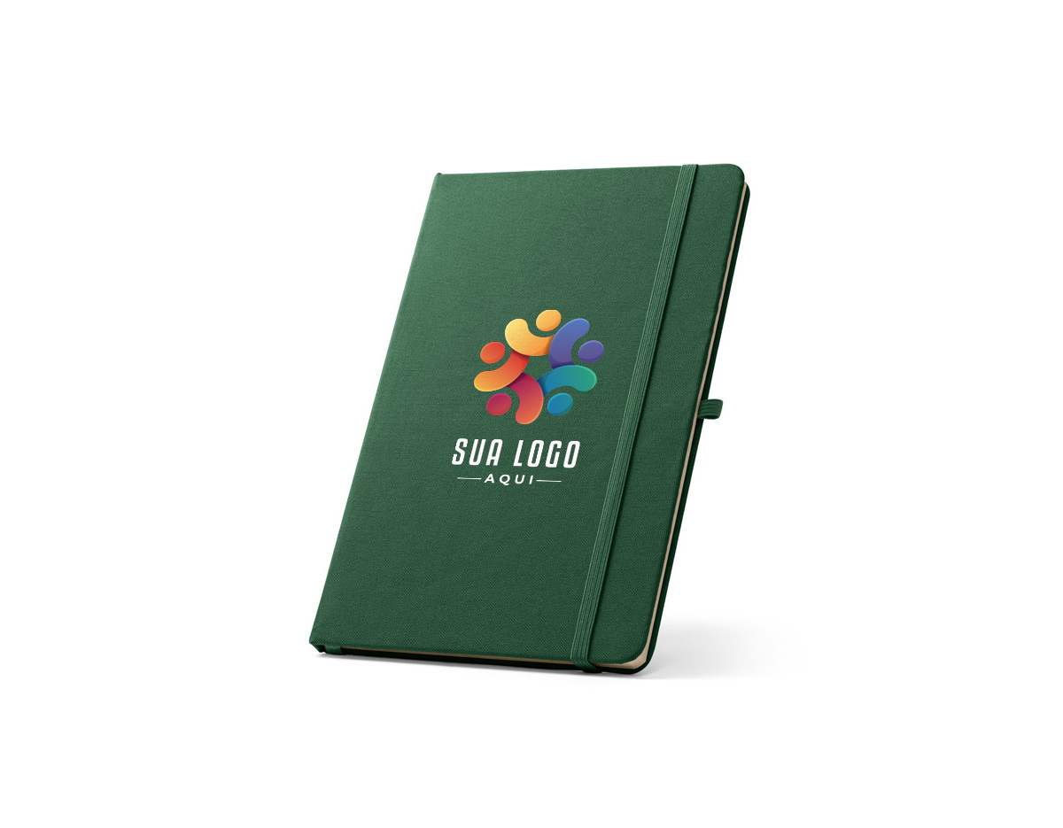 Caderno A5 de capa dura em poliéster 100% reciclado (100% rPET) 300D, com cantos redondos. Contém 80 folhas pautadas em papel cor de marfim reciclado, fita separadora, suporte para esferográfica (não inclusa) e elástico para fecho do caderno. Na parte inferior da lombada, tem impresso em branco o símbolo do rPET. 143 x 211 mm