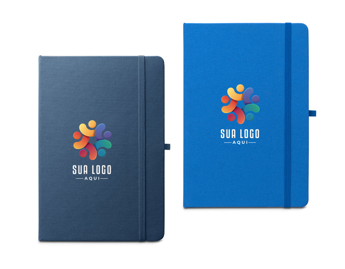 Caderno A5 de capa dura em poliéster 100% reciclado (100% rPET) 300D, com cantos redondos. Contém 80 folhas pautadas em papel cor de marfim reciclado, fita separadora, suporte para esferográfica (não inclusa) e elástico para fecho do caderno. Na parte inferior da lombada, tem impresso em branco o símbolo do rPET. 143 x 211 mm