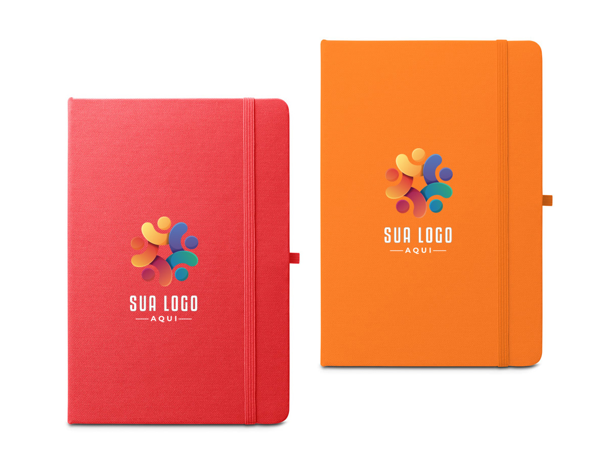 Caderno A5 de capa dura em poliéster 100% reciclado (100% rPET) 300D, com cantos redondos. Contém 80 folhas pautadas em papel cor de marfim reciclado, fita separadora, suporte para esferográfica (não inclusa) e elástico para fecho do caderno. Na parte inferior da lombada, tem impresso em branco o símbolo do rPET. 143 x 211 mm