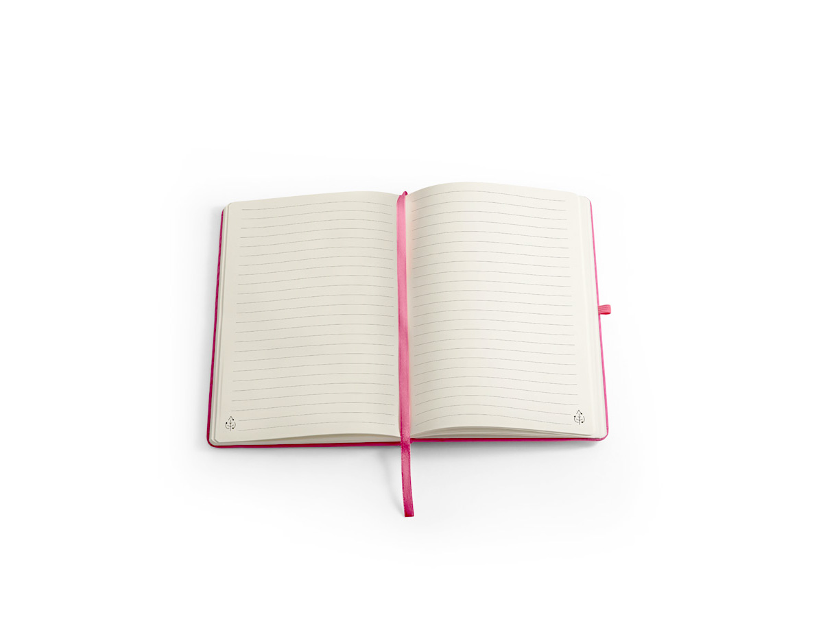 Caderno A5 de capa dura em poliéster 100% reciclado (100% rPET) 300D, com cantos redondos. Contém 80 folhas pautadas em papel cor de marfim reciclado, fita separadora, suporte para esferográfica (não inclusa) e elástico para fecho do caderno. Na parte inferior da lombada, tem impresso em branco o símbolo do rPET. 143 x 211 mm