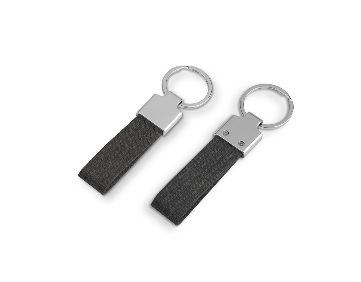 Este kit une elegância e sustentabilidade, ideal para quem valoriza o meio ambiente. A caneta e o chaveiro metálicos têm acabamento em rPET, material reciclado de garrafas plásticas, ajudando na redução de resíduos. Vem em um estojo com espuma para proteger e organizar os itens. Perfeito para uso pessoal ou como presente consciente e estiloso.