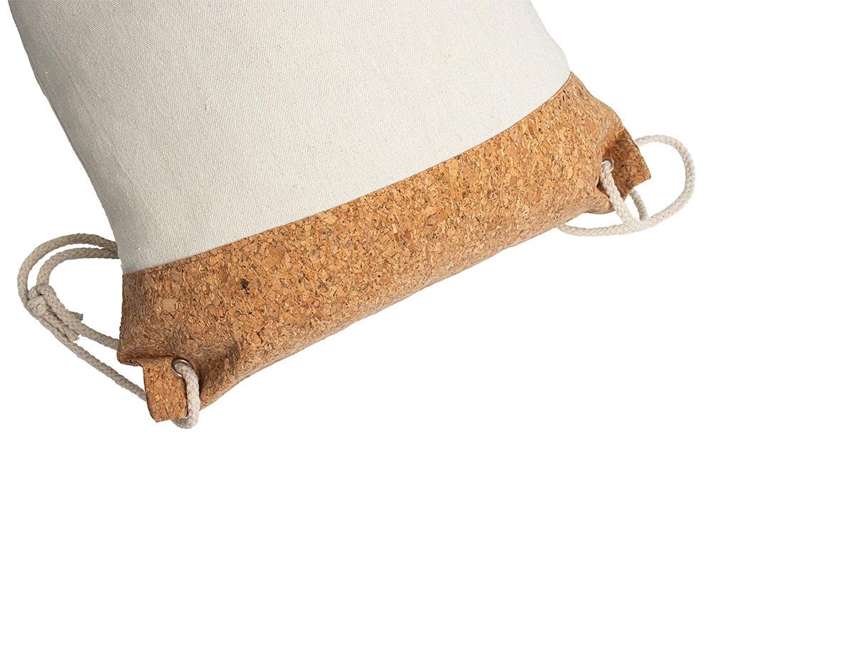 Apresentamos a nossa mochila saco com alças em algodão, feita de lona e cortiça, perfeita para quem valoriza conforto e estilo. Seu design prático se adapta a diversas situações, tornando-a ideal para o dia a dia ou aventuras. Com materiais de qualidade, ela oferece durabilidade e um toque único. Uma escolha que complementa a rotina com sofisticação discreta e ecológica.
