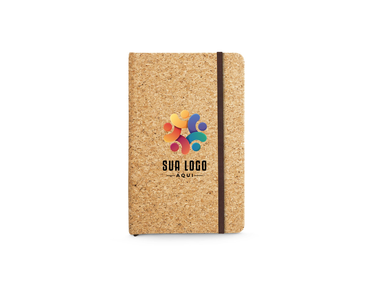 Caderno A6 de capa dura em cortiça, com 80 folhas lisas cor marfim feitas de papel de gestão florestal sustentável. Inclui fita separadora e elástico para fecho.