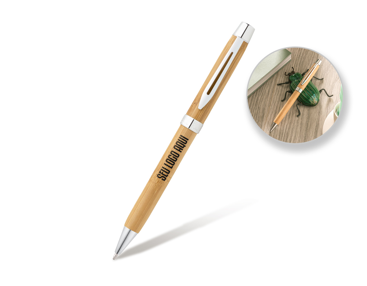 Esferográfica feita de bambu com clipe de metal e mecanismo twist, proporcionando uma escrita suave e confortável em tinta azul. O design sustentável é complementado por uma caixa presente em bambu, com tampa deslizante e capa em papel reciclado, ideal para presentear. Devido ao uso de materiais naturais, a cor e o acabamento da impressão podem variar entre os produtos, garantindo um toque único e exclusivo para cada unidade. A combinação de bambu e metal oferece um equilíbrio entre funcionalidade e respeito ao meio ambiente.