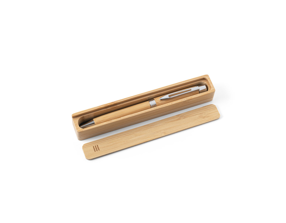 Esferográfica feita de bambu com clipe de metal e mecanismo twist, proporcionando uma escrita suave e confortável em tinta azul. O design sustentável é complementado por uma caixa presente em bambu, com tampa deslizante e capa em papel reciclado, ideal para presentear. Devido ao uso de materiais naturais, a cor e o acabamento da impressão podem variar entre os produtos, garantindo um toque único e exclusivo para cada unidade. A combinação de bambu e metal oferece um equilíbrio entre funcionalidade e respeito ao meio ambiente.