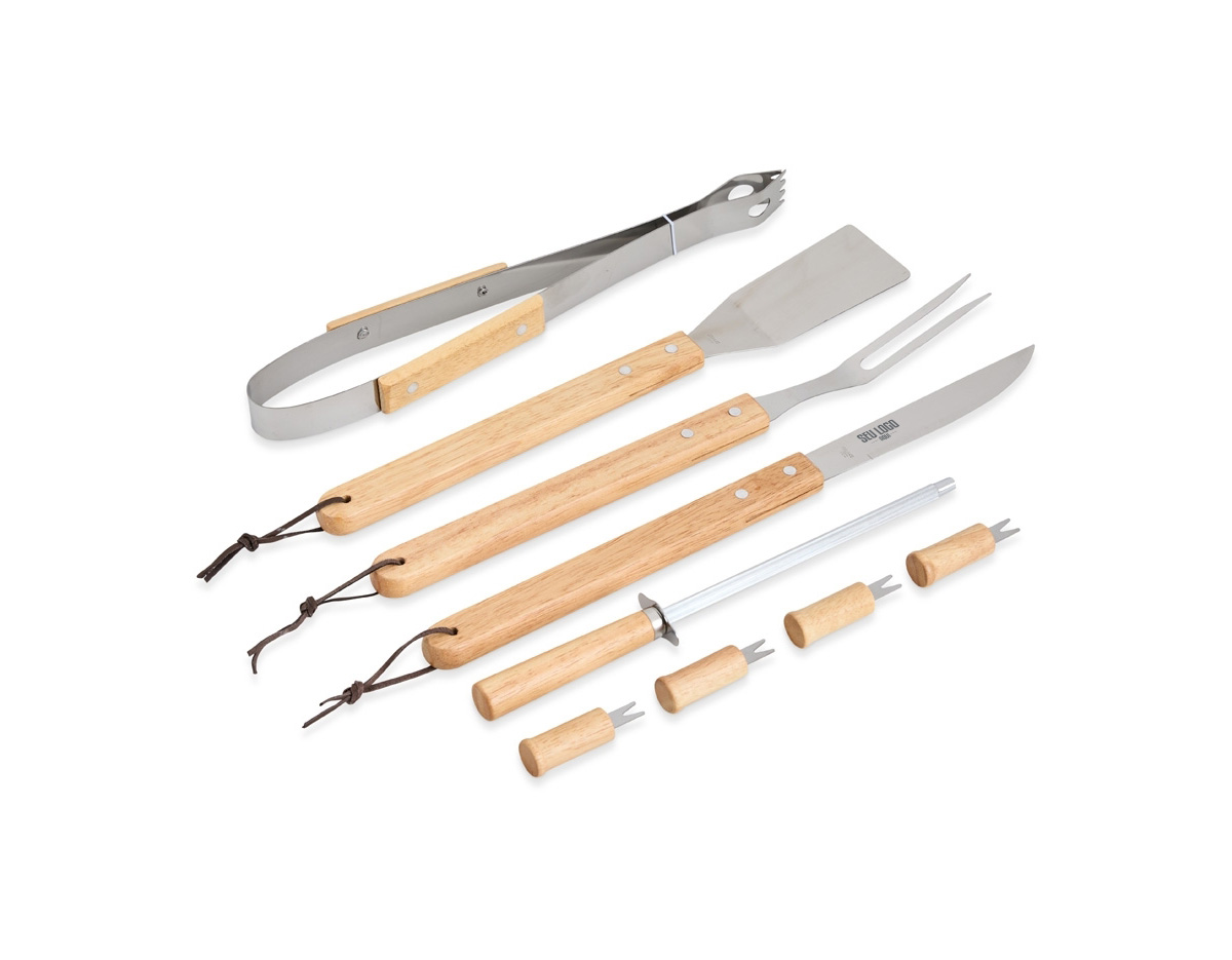 O kit completo para um churrasco perfeito! Este conjunto inclui uma faca de 6,5 polegadas, garfo trinchante, pegador, espátula, chaira e 4 pegadores de petiscos, unindo funcionalidade e qualidade em cada peça. Feitas em aço inoxidável, as peças contam com cabos de madeira, que adicionam um toque rústico e elegante ao design. Tudo isso vem acomodado em um prático estojo de nylon com alças, ideal para transporte e organização de cada item. Para deixar o kit ainda mais especial, ele acompanha uma plaquinha metálica personalizável com verso autoadesivo, perfeita para dar um toque exclusivo a esse conjunto indispensável para amantes de churrasco!