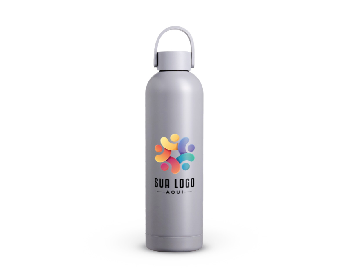 Experimente a qualidade desta garrafa térmica de 750ml. Feita em inox 304, excelente para manter a temperatura perfeita, seja ela quente ou fria. Possui tampa plástica com abertura rosqueável e alça flexível emborrachada para maior conforto ao transportá-la. Essa garrafa com certeza é a escolha perfeita para o dia a dia.