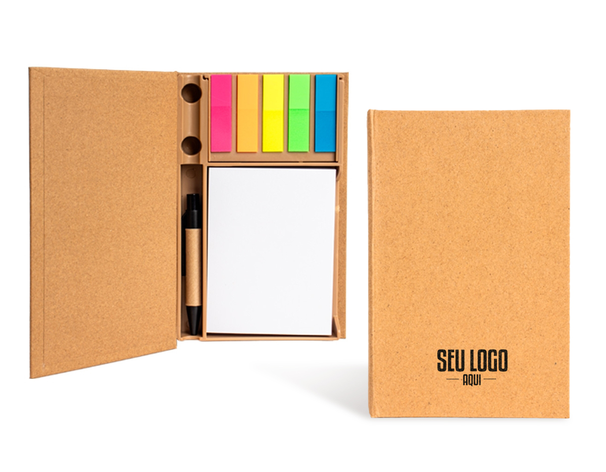 Tudo em seu lugar, prontinho para as anotações! Nosso Bloco de Anotações Ecológico é perfeito para manter a organização enquanto se registra ideias. Feito de material kraft, ele vem com 100 folhas brancas para anotações, 5 marcadores autoadesivos coloridos para destacar o que é importante, 7 clips guardados em uma gavetinha prática e uma mini caneta de papelão com carga esferográfica azul. E ainda conta com espaço para armazenar a caneta e dois suportes porta-caneta, garantindo praticidade no dia a dia. Este bloco é tudo o que o seu cliente precisa para dias repletos de anotações.