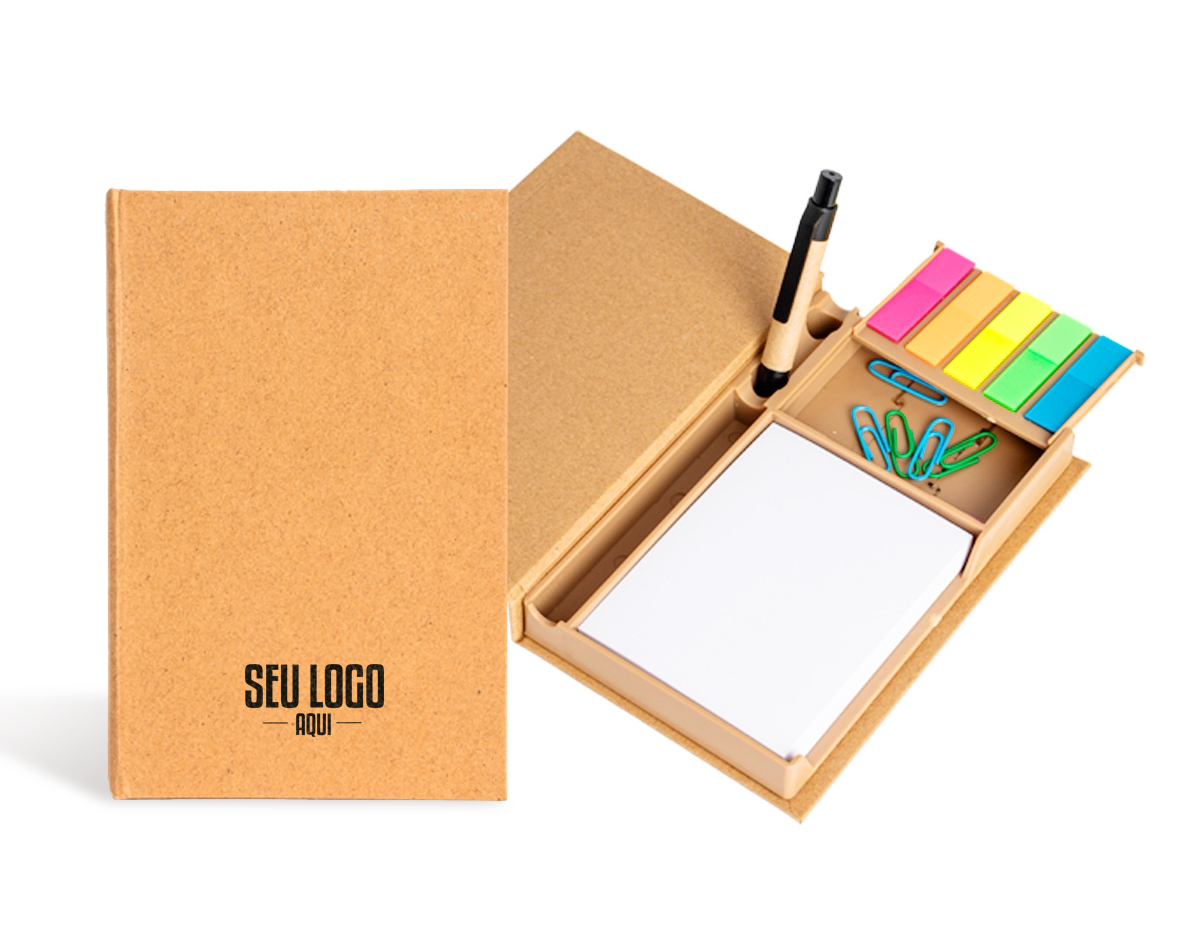 Tudo em seu lugar, prontinho para as anotações! Nosso Bloco de Anotações Ecológico é perfeito para manter a organização enquanto se registra ideias. Feito de material kraft, ele vem com 100 folhas brancas para anotações, 5 marcadores autoadesivos coloridos para destacar o que é importante, 7 clips guardados em uma gavetinha prática e uma mini caneta de papelão com carga esferográfica azul. E ainda conta com espaço para armazenar a caneta e dois suportes porta-caneta, garantindo praticidade no dia a dia. Este bloco é tudo o que o seu cliente precisa para dias repletos de anotações.