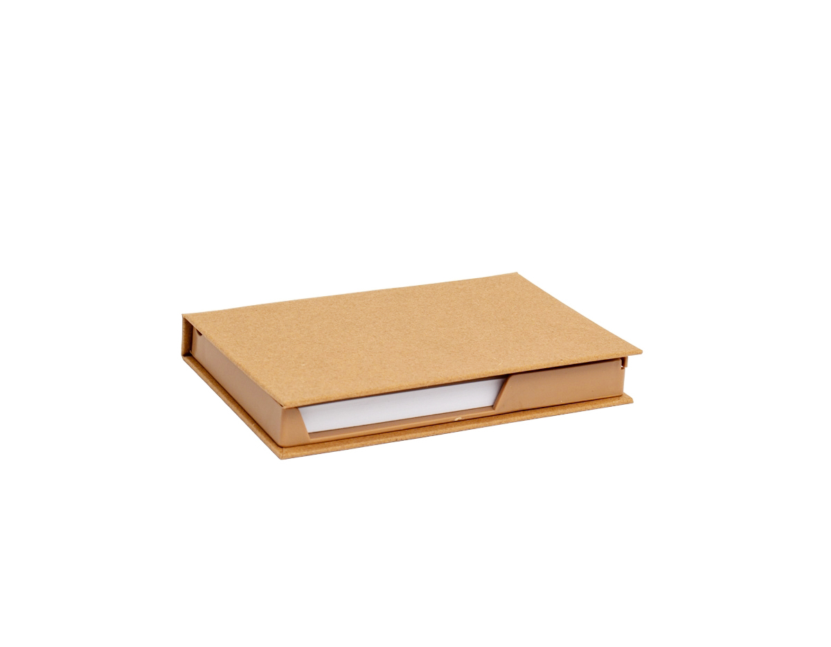 Tudo em seu lugar, prontinho para as anotações! Nosso Bloco de Anotações Ecológico é perfeito para manter a organização enquanto se registra ideias. Feito de material kraft, ele vem com 100 folhas brancas para anotações, 5 marcadores autoadesivos coloridos para destacar o que é importante, 7 clips guardados em uma gavetinha prática e uma mini caneta de papelão com carga esferográfica azul. E ainda conta com espaço para armazenar a caneta e dois suportes porta-caneta, garantindo praticidade no dia a dia. Este bloco é tudo o que o seu cliente precisa para dias repletos de anotações.