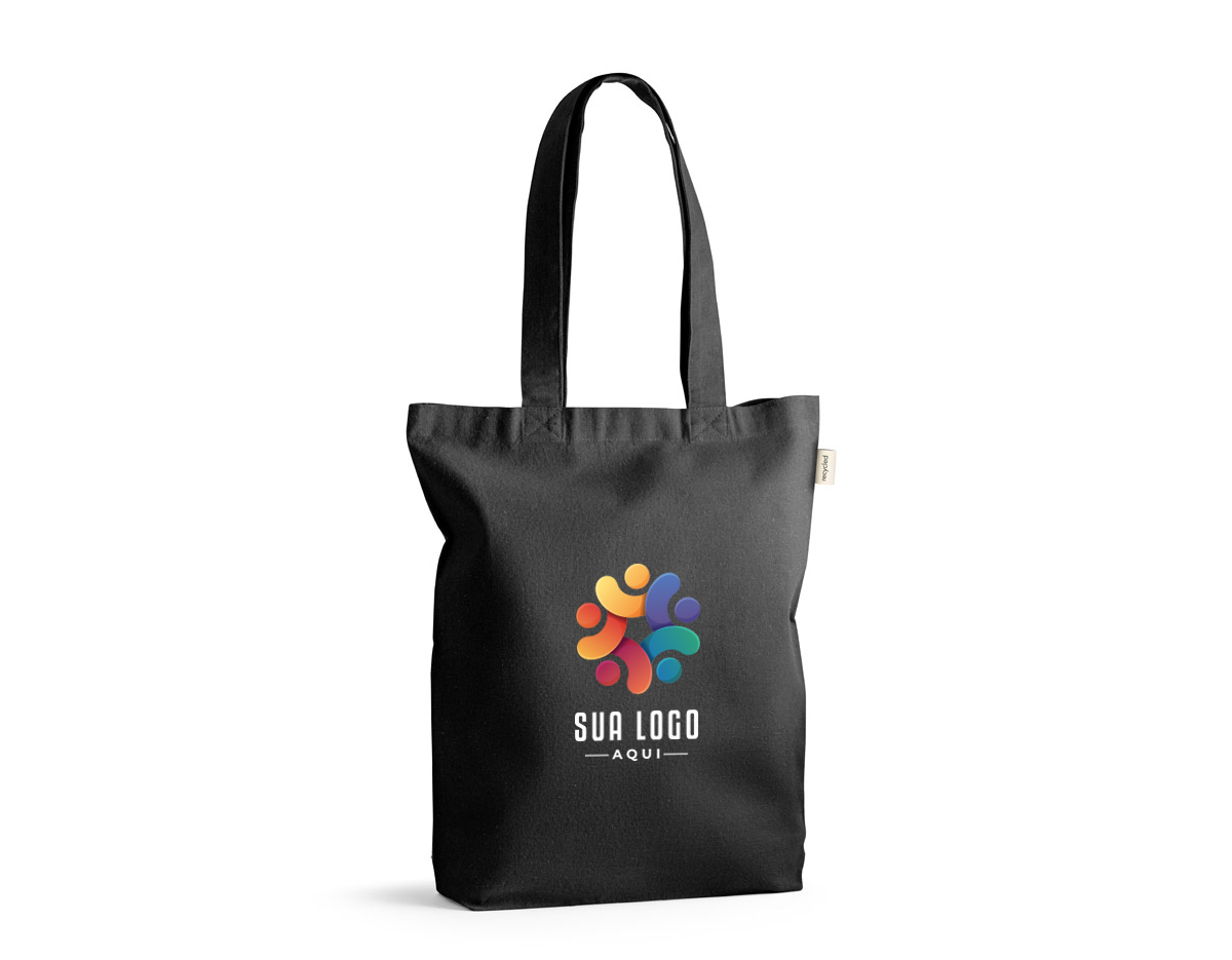 Sacola em 70% algodão reciclado e 30% poliéster reciclado (220g/m²), com alças de 65 cm. O tecido é sem tingimento, é utilizado na sua cor original, sem produtos químicos de tingimento ou branqueamento, contribuindo para um menor impacto ambiental. 380 x 420 x 100 mm
