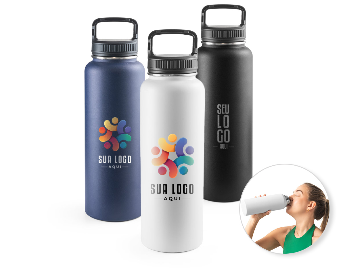 Garrafa esportiva em aço inox (90% reciclado) de parede dupla térmica, isolada a vácuo. Parede com revestimento em pó oferecendo mais durabilidade e resistência. Tampa com pega e um mosquetão que facilitam o transporte. Grande capacidade até 1.2 L. Fornecido em caixa presente de papel kraft. Certificação EU Food Grade. ø90 x 310 mm