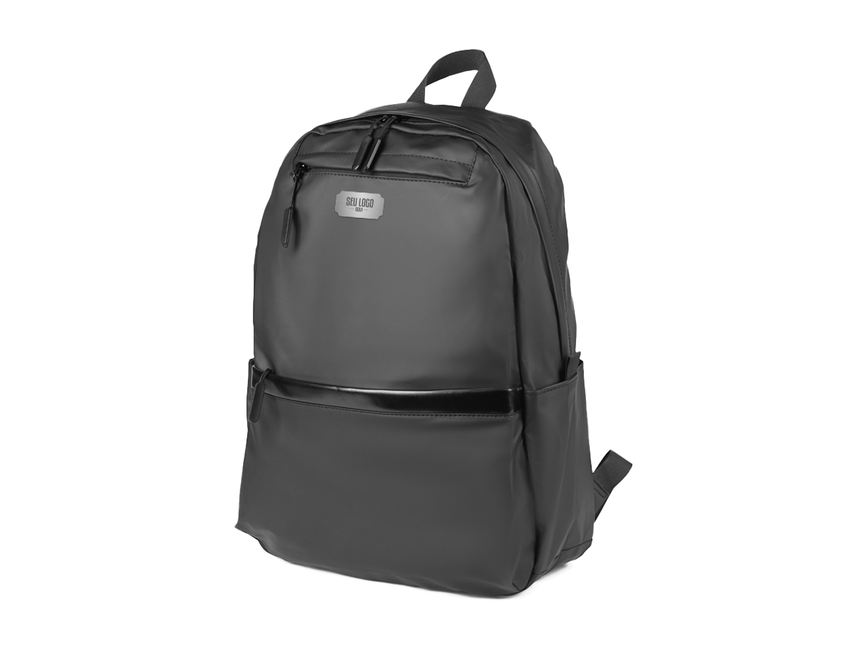 Mochila com parte externa equipada com alça de mão, alça de ombro acolchoada, engate para mala de viagem, bolso frontal e bolso lateral. Na parte interna, conta com compartimento dedicado para notebook de até 15,6 polegadas, oferecendo organização e praticidade para o dia a dia.
