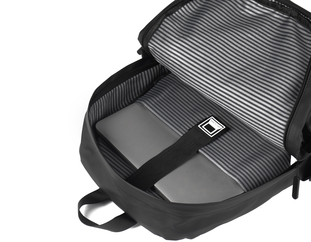 Mochila com parte externa equipada com alça de mão, alça de ombro acolchoada, engate para mala de viagem, bolso frontal e bolso lateral. Na parte interna, conta com compartimento dedicado para notebook de até 15,6 polegadas, oferecendo organização e praticidade para o dia a dia.