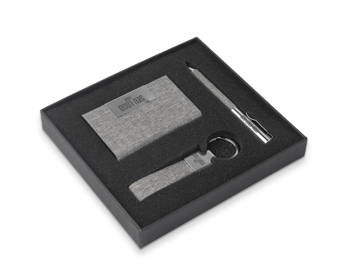 Conjunto composto por: 1 chaveiro em metal com design compacto, 1 caneta metálica elegante e funcional, e 1 porta-cartão prático para armazenar e organizar documentos ou cartões com segurança.