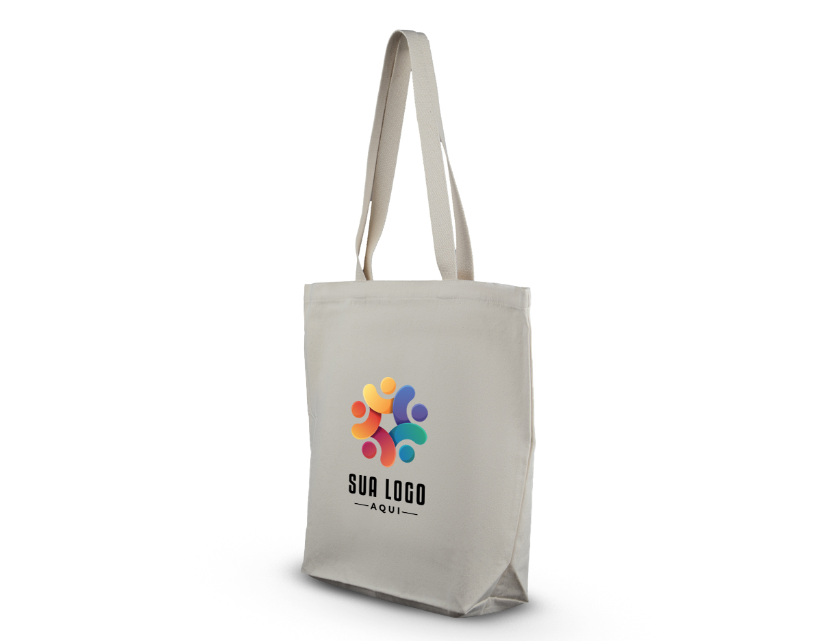 Sacola em algodão cru de 180g/m², leve e reutilizável. Ideal para uso diário, oferece praticidade no transporte de objetos com um toque sustentável.