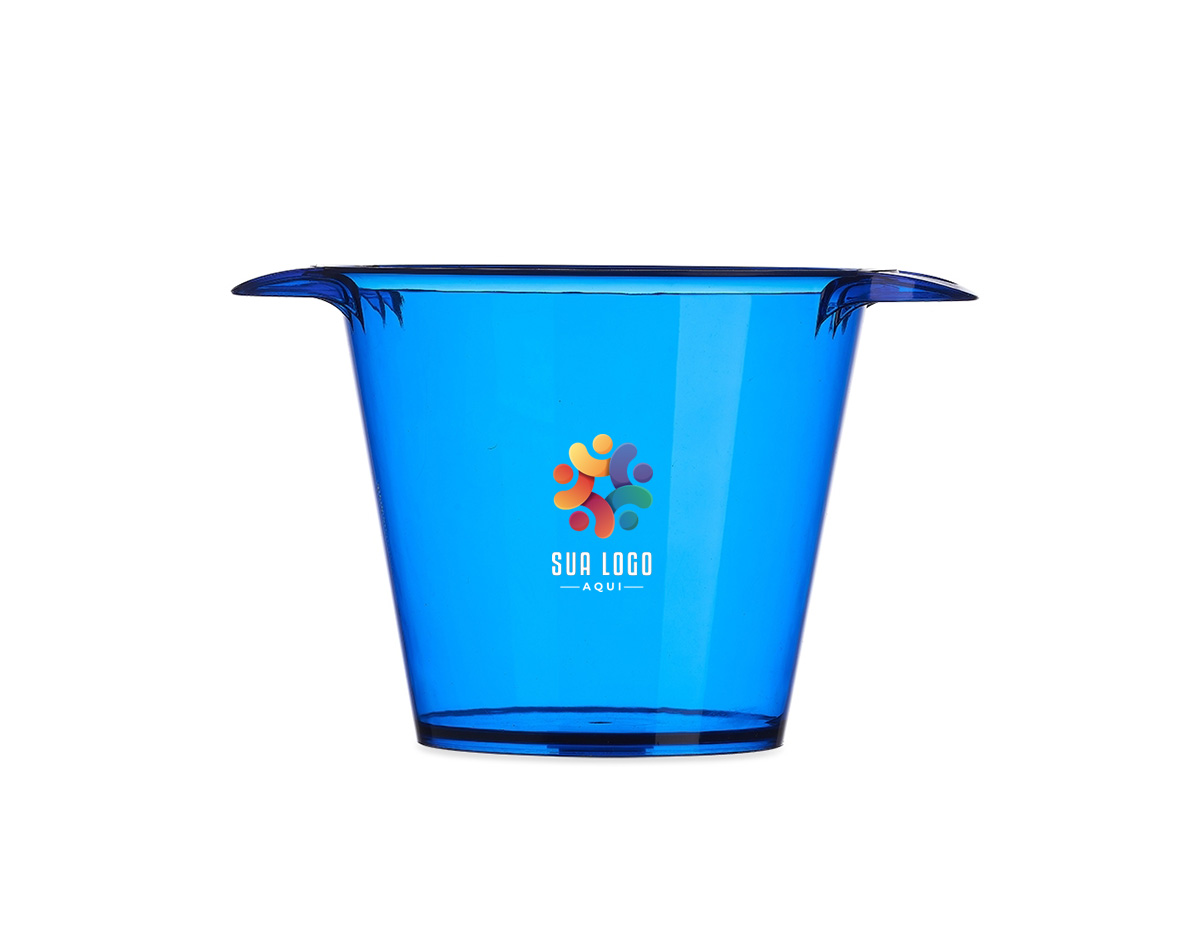 Balde de gelo com capacidade para 4 litros, ideal para manter bebidas refrigeradas. Possui alças laterais para facilitar o transporte. Na versão branca, apresenta acabamento leitoso, conferindo um visual sofisticado e discreto ao produto.