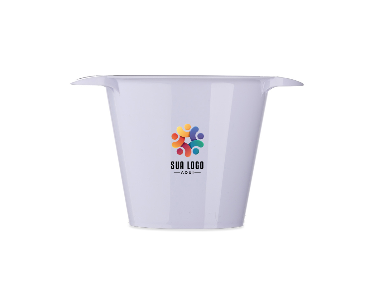Balde de gelo com capacidade para 4 litros, ideal para manter bebidas refrigeradas. Possui alças laterais para facilitar o transporte. Na versão branca, apresenta acabamento leitoso, conferindo um visual sofisticado e discreto ao produto.