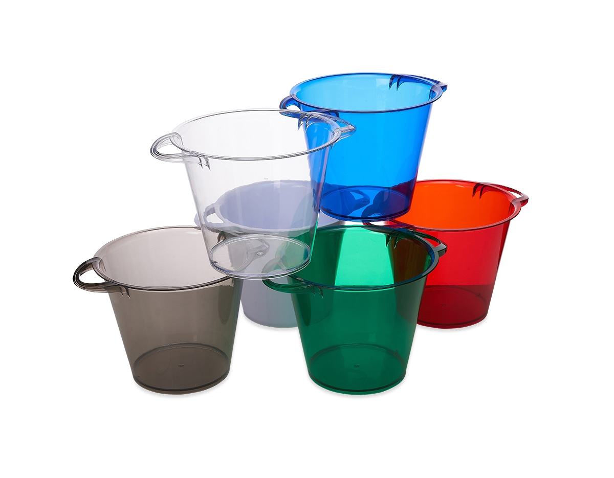 Balde de gelo com capacidade para 4 litros, ideal para manter bebidas refrigeradas. Possui alças laterais para facilitar o transporte. Na versão branca, apresenta acabamento leitoso, conferindo um visual sofisticado e discreto ao produto.