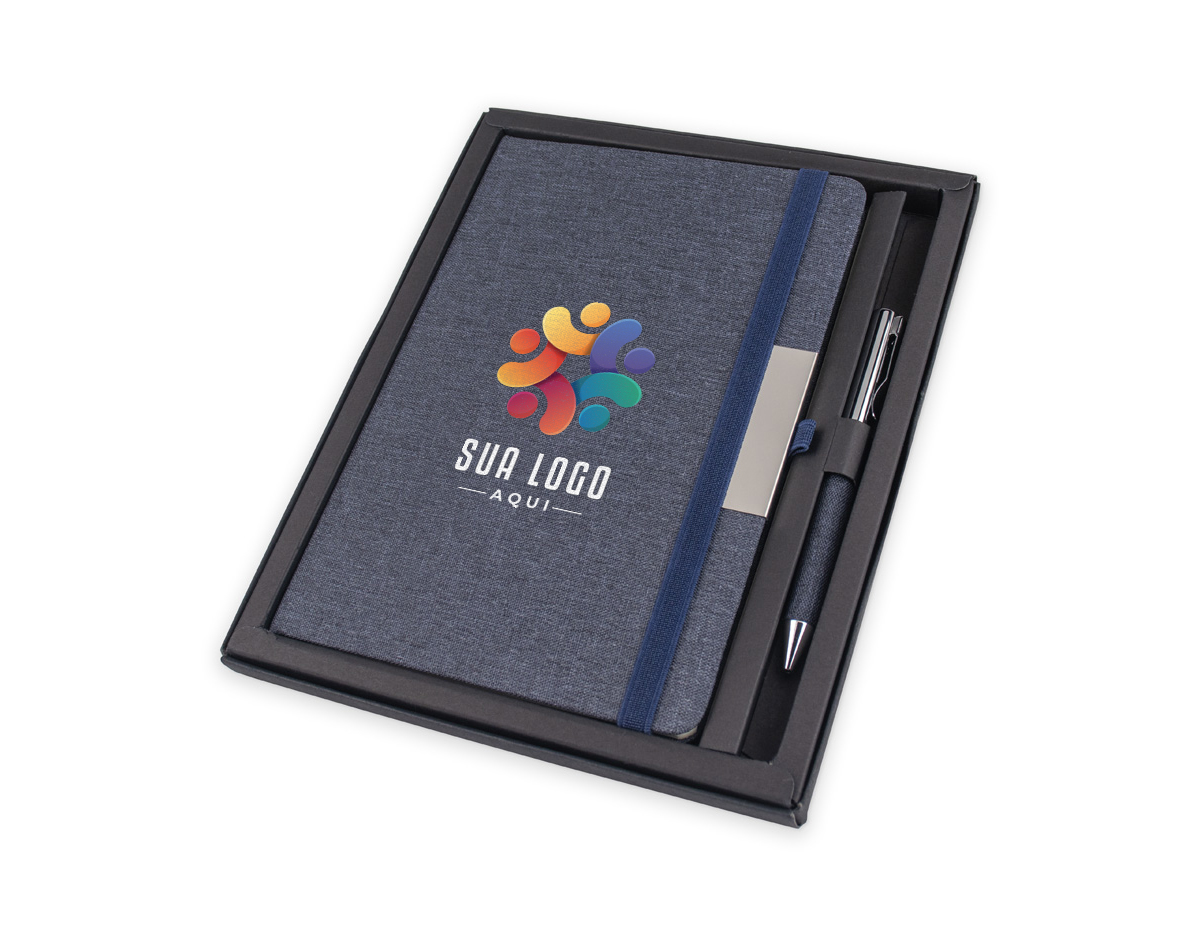 Kit composto por caderno de anotações e caneta metálica. O caderno, com capa dura, é feito de PET reciclado e contém 80 folhas pautadas, proporcionando uma opção sustentável e prática para o dia a dia. A caneta metálica completa o conjunto com elegância e funcionalidade.