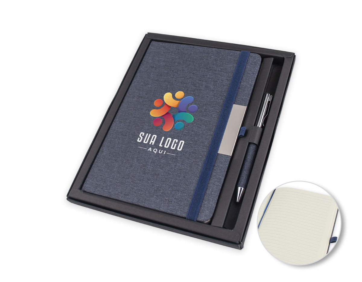 Kit composto por caderno de anotações e caneta metálica. O caderno, com capa dura, é feito de PET reciclado e contém 80 folhas pautadas, proporcionando uma opção sustentável e prática para o dia a dia. A caneta metálica completa o conjunto com elegância e funcionalidade.