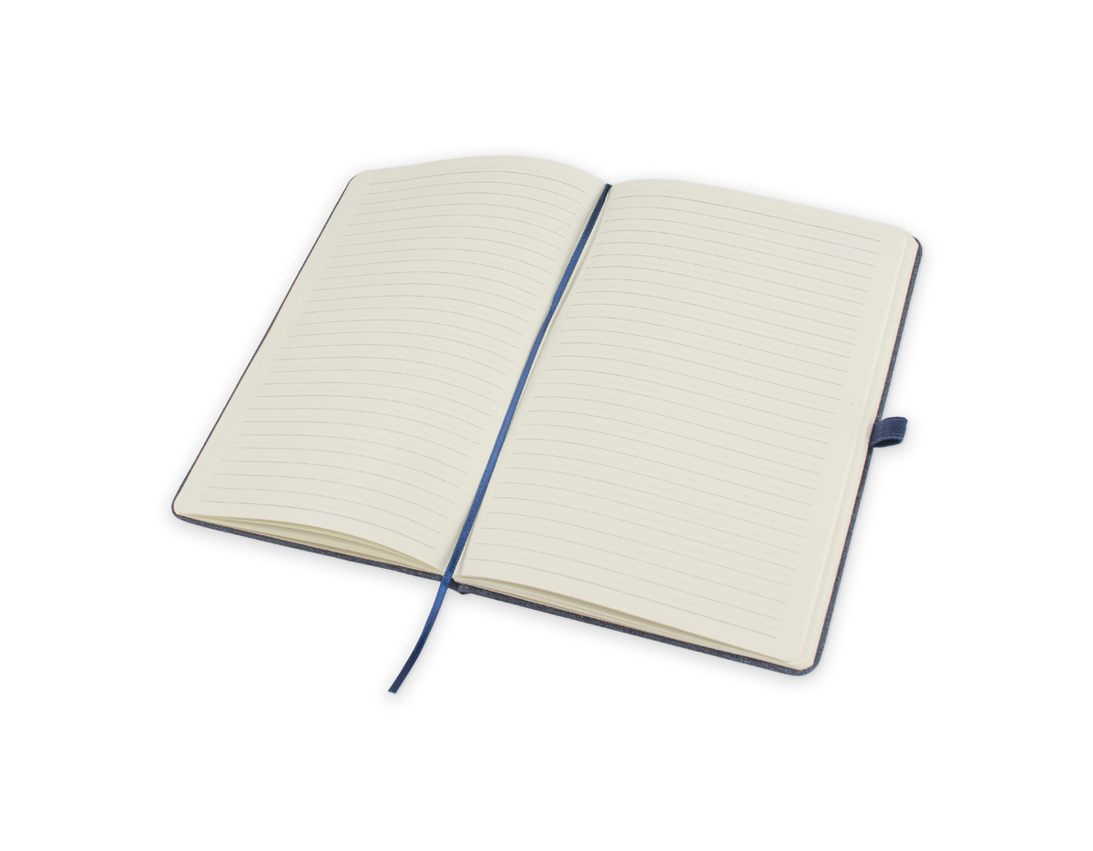 Kit composto por caderno de anotações e caneta metálica. O caderno, com capa dura, é feito de PET reciclado e contém 80 folhas pautadas, proporcionando uma opção sustentável e prática para o dia a dia. A caneta metálica completa o conjunto com elegância e funcionalidade.