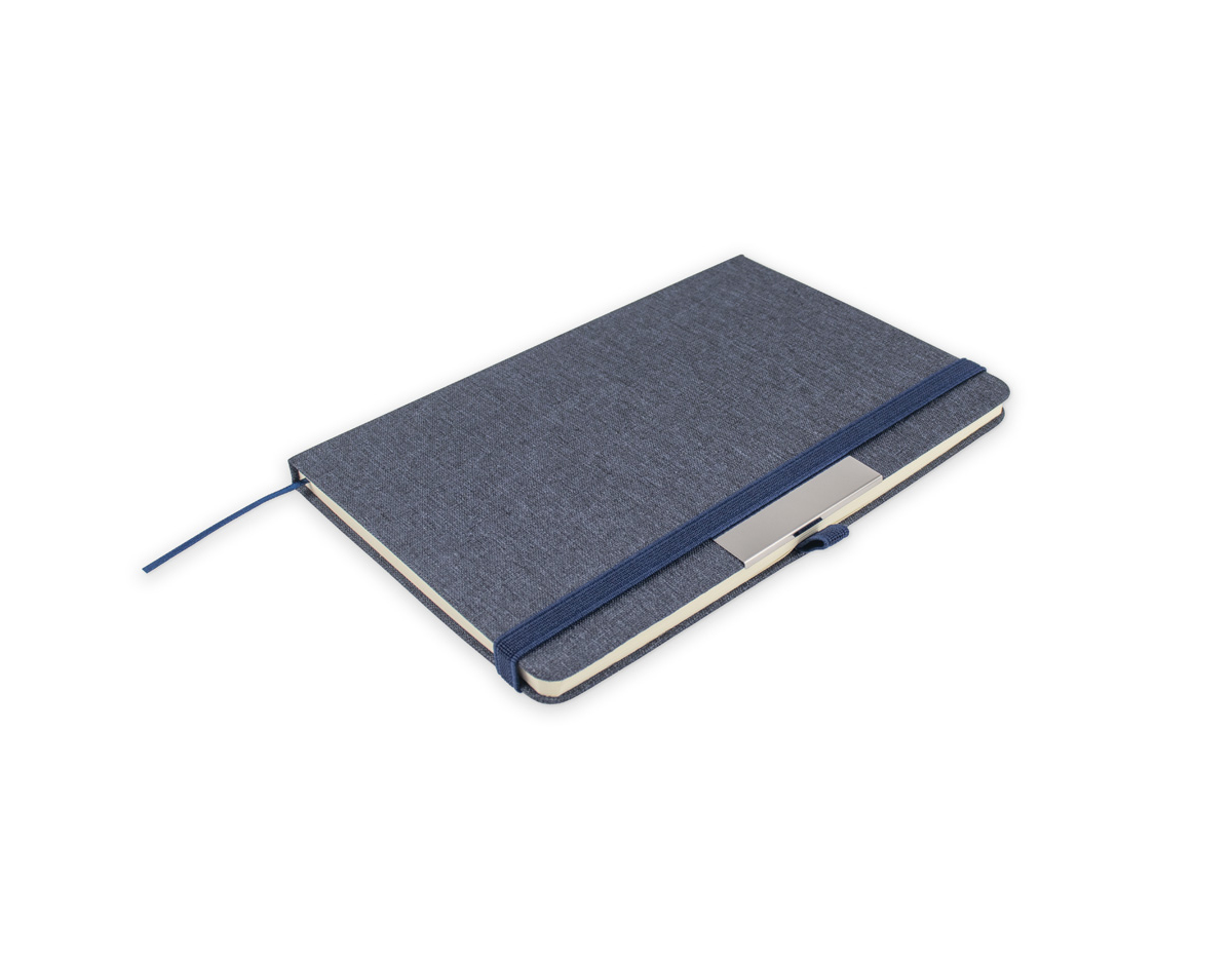 Kit composto por caderno de anotações e caneta metálica. O caderno, com capa dura, é feito de PET reciclado e contém 80 folhas pautadas, proporcionando uma opção sustentável e prática para o dia a dia. A caneta metálica completa o conjunto com elegância e funcionalidade.