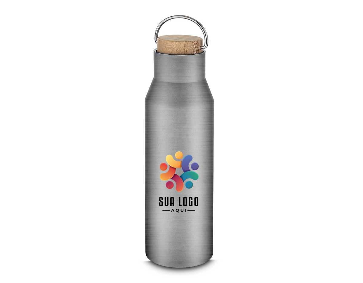 A garrafa térmica de 600ml é a escolha ideal para quem busca praticidade e eficiência no dia a dia. Produzida em aço inox com parede dupla isolada a vácuo, ela é excelente para manter a temperatura da bebida, seja quente ou fria, por mais tempo. E ainda conta com um design moderno, pintura fosca, tampa com revestimento em fibra de bambu e alça flexível de metal. É mais do que uma garrafa térmica, é uma companheira para todas as horas!