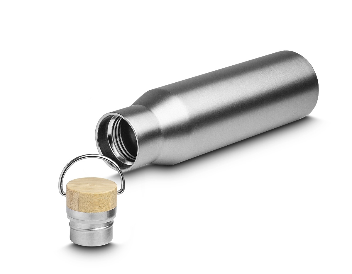 A garrafa térmica de 600ml é a escolha ideal para quem busca praticidade e eficiência no dia a dia. Produzida em aço inox com parede dupla isolada a vácuo, ela é excelente para manter a temperatura da bebida, seja quente ou fria, por mais tempo. E ainda conta com um design moderno, pintura fosca, tampa com revestimento em fibra de bambu e alça flexível de metal. É mais do que uma garrafa térmica, é uma companheira para todas as horas!
