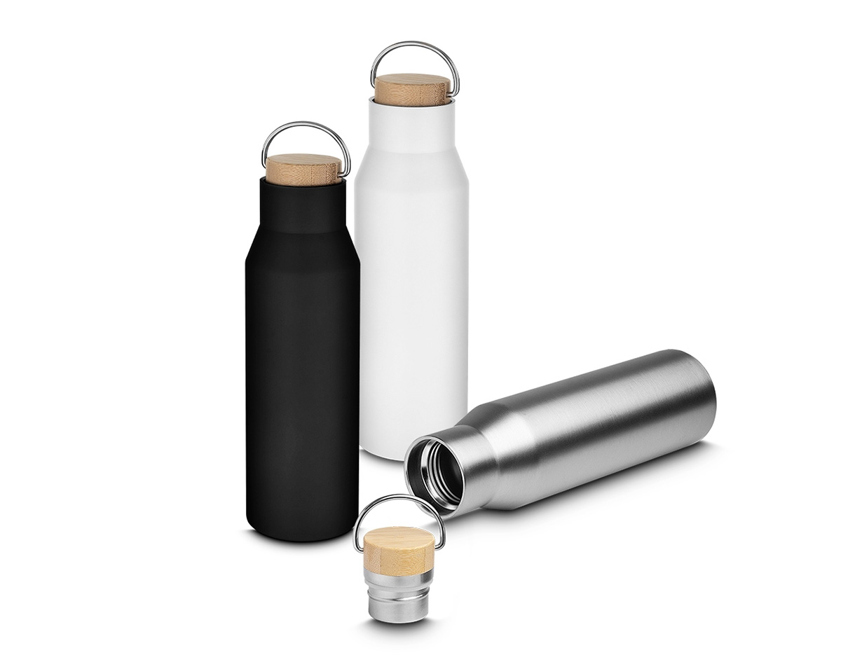 A garrafa térmica de 600ml é a escolha ideal para quem busca praticidade e eficiência no dia a dia. Produzida em aço inox com parede dupla isolada a vácuo, ela é excelente para manter a temperatura da bebida, seja quente ou fria, por mais tempo. E ainda conta com um design moderno, pintura fosca, tampa com revestimento em fibra de bambu e alça flexível de metal. É mais do que uma garrafa térmica, é uma companheira para todas as horas!