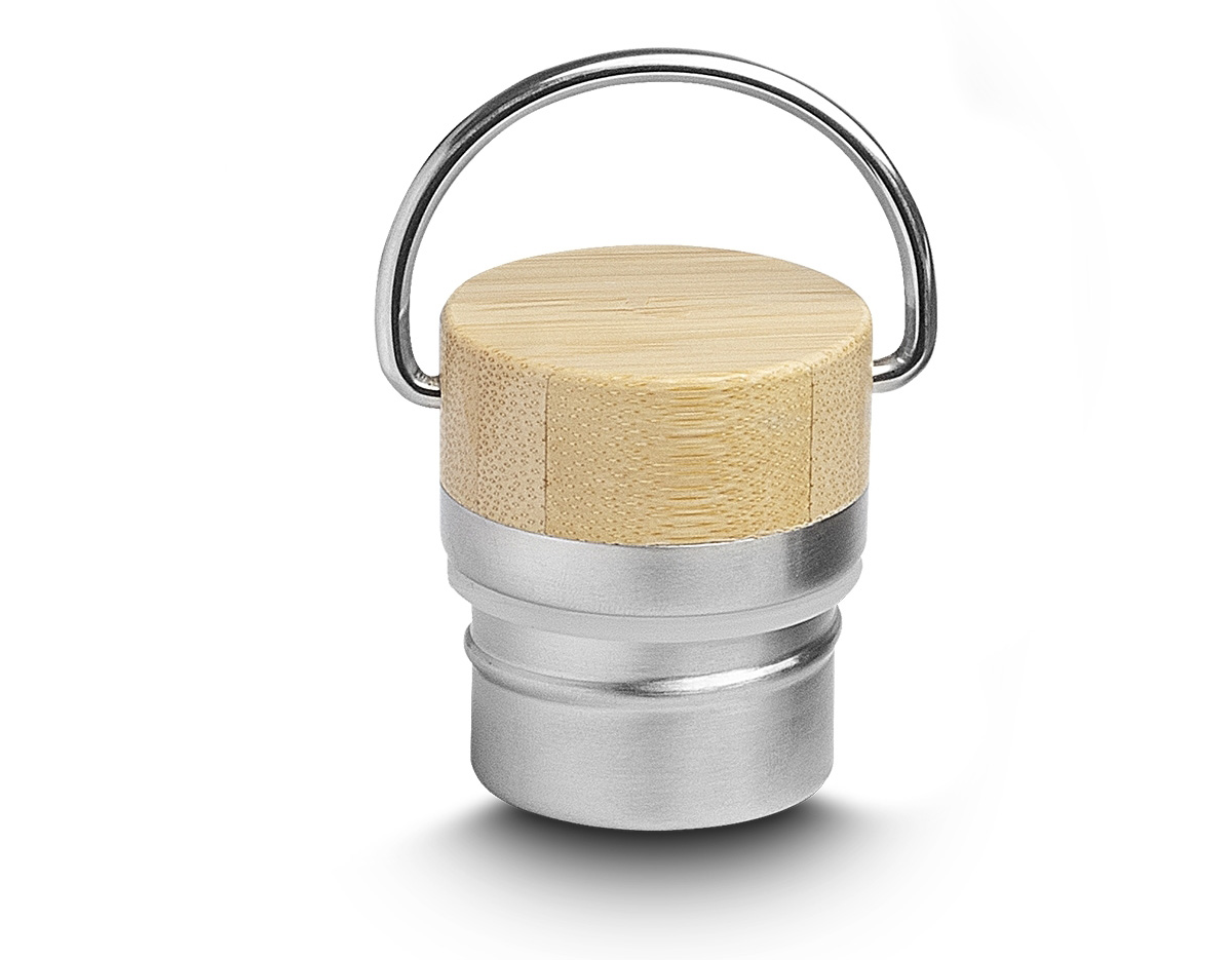 A garrafa térmica de 600ml é a escolha ideal para quem busca praticidade e eficiência no dia a dia. Produzida em aço inox com parede dupla isolada a vácuo, ela é excelente para manter a temperatura da bebida, seja quente ou fria, por mais tempo. E ainda conta com um design moderno, pintura fosca, tampa com revestimento em fibra de bambu e alça flexível de metal. É mais do que uma garrafa térmica, é uma companheira para todas as horas!