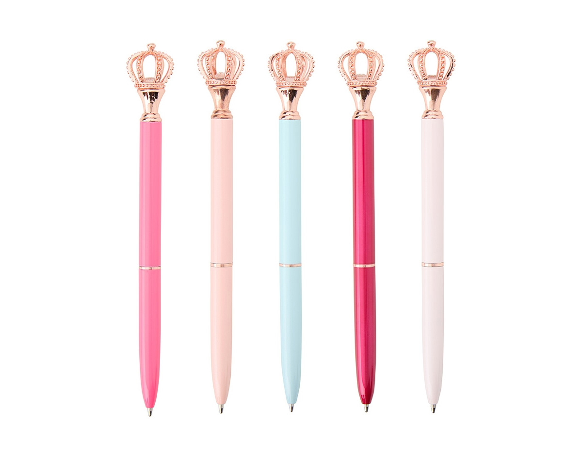 Rei ou Rainha da escrita? A nossa caneta metálica com acionamento por rotação, conta com uma coroa como detalhe decorativo no topo, agregando sofisticação e nobreza ao seu design. Possui ponta de 1.0 mm e carga esferográfica azul.