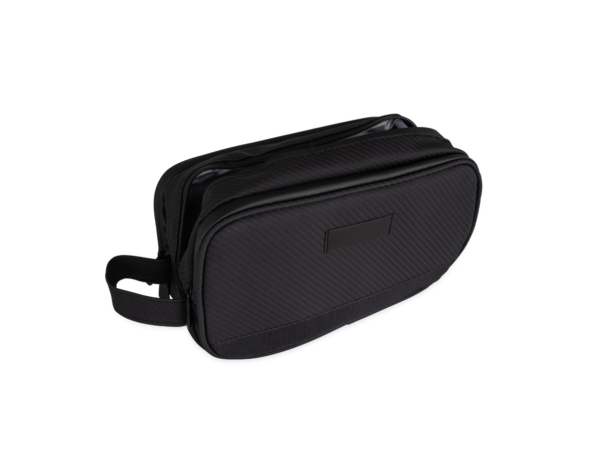 Nossa nécessaire em poliéster PVC é ideal para quem valoriza organização e praticidade em um único acessório. Resistente à água, ela conta com três compartimentos: um específico para itens úmidos, como toalhas, outro maior com dois bolsos internos para manter seus pertences bem guardados, e um compartimento com lateral transparente, perfeito para visualizar rapidamente o que está dentro. Além disso, ela conta com três divisórias internas, perfeitas para armazenar lápis, escova de dentes, cremes e outros itens que desejar. Equipada com duas alças, uma de mão para fácil transporte e outra ideal para pendurar chaveiros, oferece também uma etiqueta central para personalização, permitindo adicionar um toque mais exclusivo. Essa nécessaire é tudo o que o seu cliente precisa para manter tudo organizado, seja onde for.