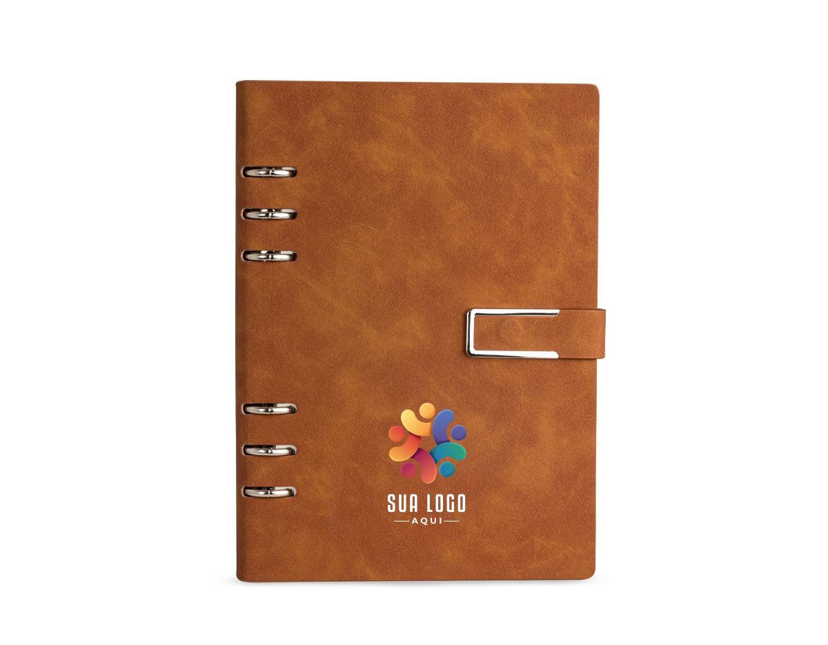Organize todas as anotações de forma prática com o nosso caderno fichário em PU. Com um design super elegante, ele tem capa dura no formato A5 e um fechamento de fivela imantado que protege as 119 folhas em papel marfim. Os seis anéis permitem retirar e reorganizar as folhas sempre que precisarem, deixando tudo do seu jeito. E para completar, a primeira folha traz um espaço especial para dados pessoais. Esse caderno fichário é a escolha perfeita para manter tudo organizado e com muita sofisticação.