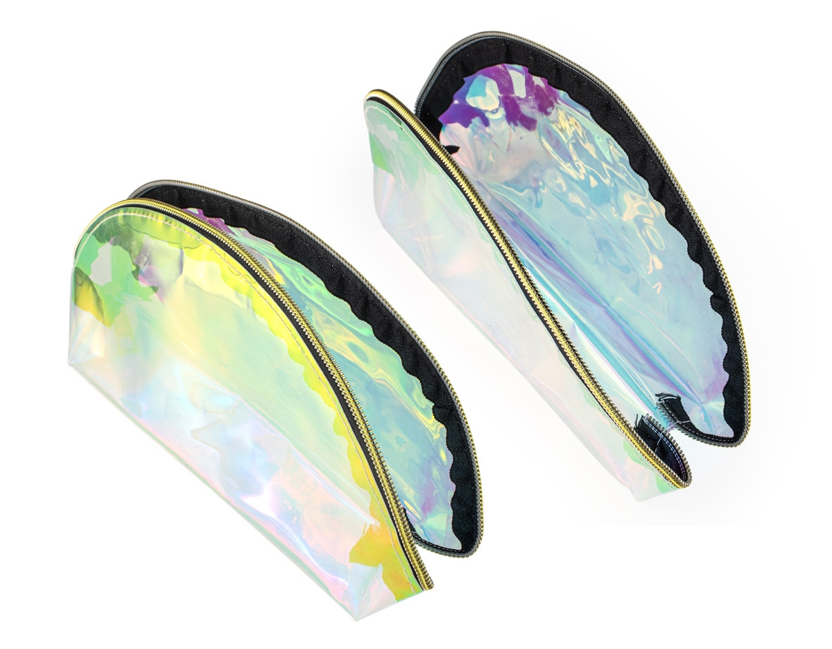 Com a nossa nécessaire holográfica, você leva muito mais do que o necessário, leva estilo! Produzida em TPU resistente à água, ela oferece um visual único e encantador.