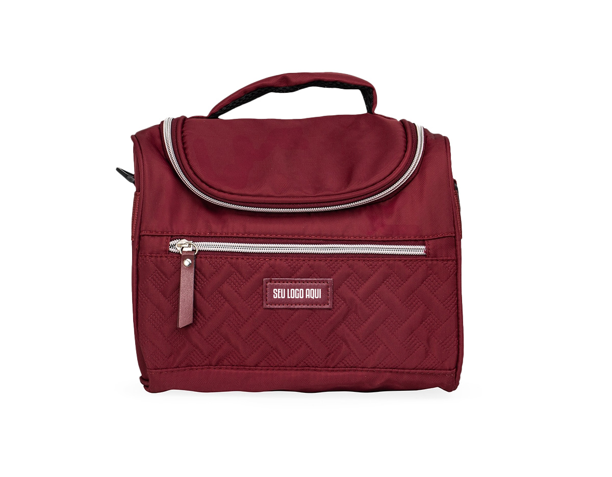 Aliada para manter os alimentos frescos e saudáveis por mais tempo! Mais do que uma Bolsa térmica 9 litros, possui um design moderno que lembra uma bolsa casual, trazendo praticidade e estilo para o dia a dia. Produzida em poliéster com detalhes em couro sintético, ela conta com dois compartimentos com revestimento interno em PEVA atóxico: um frontal, ideal para utensílios, guardanapos ou pequenos itens, e o principal, perfeito para marmitas, lanches, sucos e muito mais! Além disso, possui duas alças, uma de mão e outra de ombro, ajustáveis, garantindo conforto e versatilidade ao carregar. Os detalhes no zíper e a etiqueta em couro sintético dão um toque sofisticado e criam um espaço ideal para destacar a marca dos seus clientes.