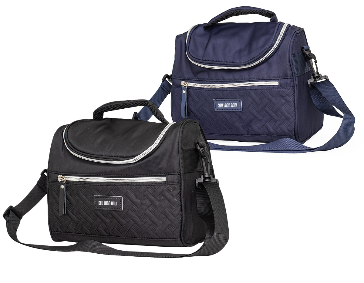 Aliada para manter os alimentos frescos e saudáveis por mais tempo! Mais do que uma Bolsa térmica 9 litros, possui um design moderno que lembra uma bolsa casual, trazendo praticidade e estilo para o dia a dia. Produzida em poliéster com detalhes em couro sintético, ela conta com dois compartimentos com revestimento interno em PEVA atóxico: um frontal, ideal para utensílios, guardanapos ou pequenos itens, e o principal, perfeito para marmitas, lanches, sucos e muito mais! Além disso, possui duas alças, uma de mão e outra de ombro, ajustáveis, garantindo conforto e versatilidade ao carregar. Os detalhes no zíper e a etiqueta em couro sintético dão um toque sofisticado e criam um espaço ideal para destacar a marca dos seus clientes.