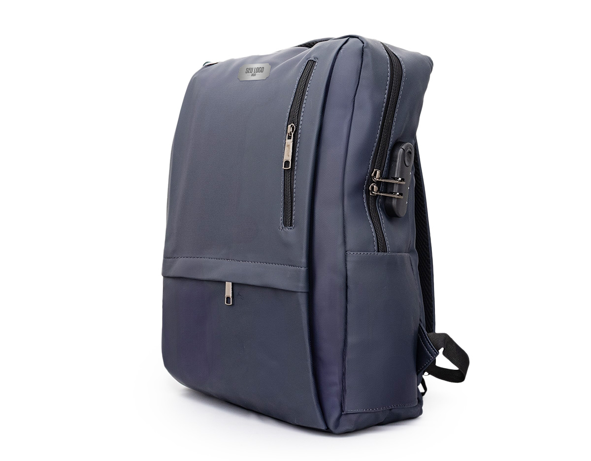 Nossa mochila antifurto de de 23 litros, feita em couro sintético com tecido resistente à água, é funcional e adaptada às necessidades modernas. Projetada para oferecer o máximo de comodidade e segurança, ela conta com três compartimentos, sendo o principal protegido com cadeado de segredo com trava dos zíperes, proporcionando maior proteção contra furtos e acesso indesejado. Além disso, conta com dois bolsos laterais, entrada USB para carregar dispositivos e, na parte interna, um espaço exclusivo para notebook de até 15,6.  Ideal para quem busca uma aliada que combine segurança e tecnologia ao mesmo tempo.