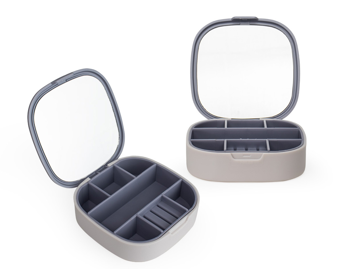 Nosso Porta-jóias organiza seus acessórios de forma prática e compacta. Produzido em plástico, é a escolha ideal para manter anéis, brincos, batom e pulseiras sempre acessíveis. Com 7 compartimentos estratégicos para guardar tudo, feitos em material macio e emborrachado, removíveis para facilitar a limpeza, ele também conta com um espelho na tampa, facilitando na hora de montar looks com as jóias. Perfeito para quem valoriza organização, autocuidado e praticidade no dia a dia.