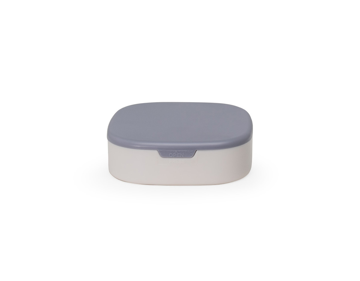 Nosso Porta-jóias organiza seus acessórios de forma prática e compacta. Produzido em plástico, é a escolha ideal para manter anéis, brincos, batom e pulseiras sempre acessíveis. Com 7 compartimentos estratégicos para guardar tudo, feitos em material macio e emborrachado, removíveis para facilitar a limpeza, ele também conta com um espelho na tampa, facilitando na hora de montar looks com as jóias. Perfeito para quem valoriza organização, autocuidado e praticidade no dia a dia.