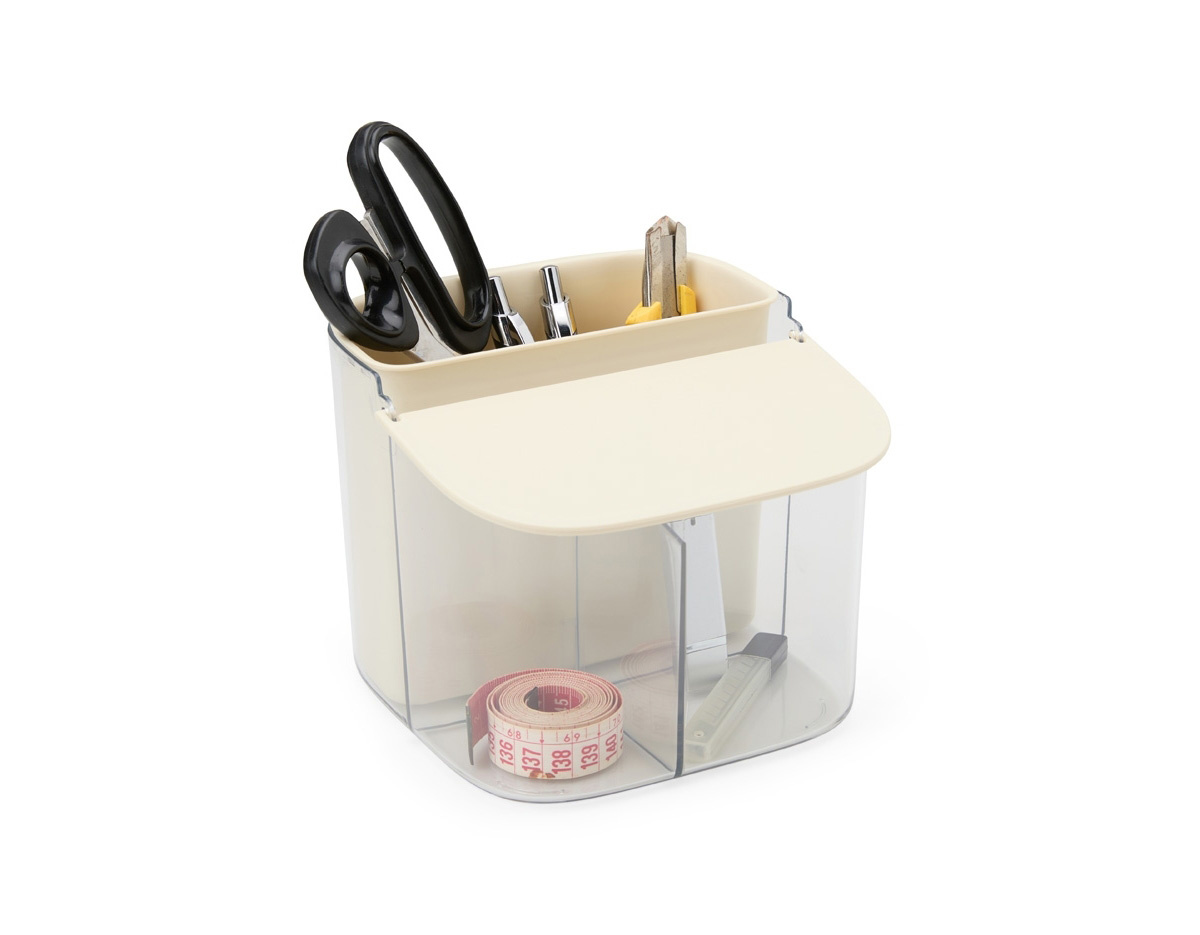 Nosso Organizador Plástico de Parede é a solução perfeita para manter tudo no lugar. Com um adesivo de fixação, é possível instalá-lo em diversos ambientes, como banheiro, quarto, cozinha e muito mais. Fabricado em plástico resistente e acrílico, é ideal para organizar itens de higiene, maquiagens, objetos pessoais e outros acessórios. Conta com três compartimentos funcionais: dois com tampa de proteção e um maior, removível e versátil, que também pode ser utilizado como lixeira. Mantenha seus ambientes sempre organizados e funcionais com este incrível organizador