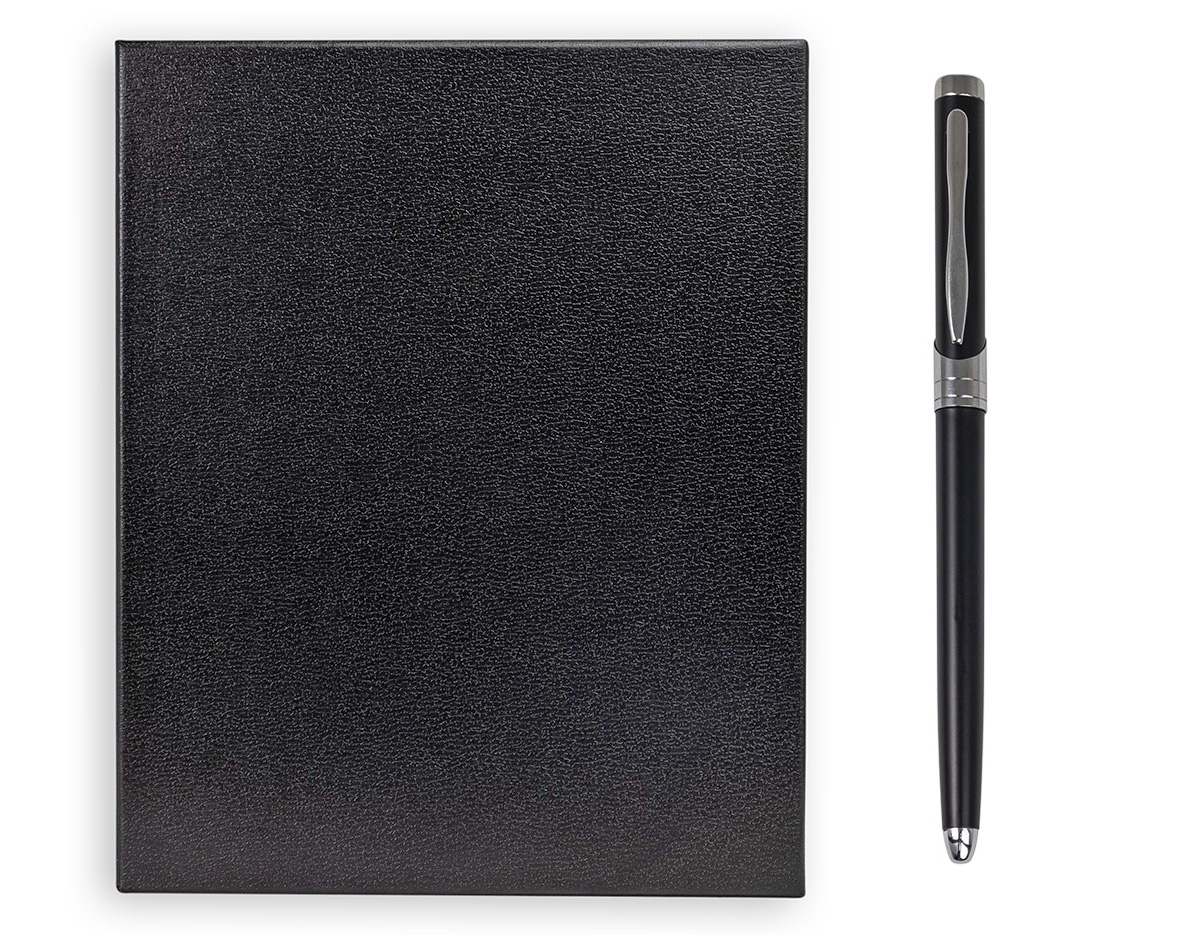 Anote tudo e organize os cartões com o nosso Kit Executivo! Ele vem com uma caneta metálica super sofisticada de 1.0mm na cor preta e um caderno fichário de aproximadamente 96 folhas removíveis, ou seja, dá para trocar, reorganizar e deixar tudo do seu jeito! Os seis anéis garantem praticidade, e a capa dura em couro sintético traz aquele toque elegante durante os registros e planejamentos. E tem mais! São quatro espaços para cartões, sendo um com visor transparente, espaço para guardar anotações, suporte para caneta e fechamento em elástico para manter tudo seguro.  Para um toque exclusivo, ainda acompanha uma plaquinha para personalização e embalagem.