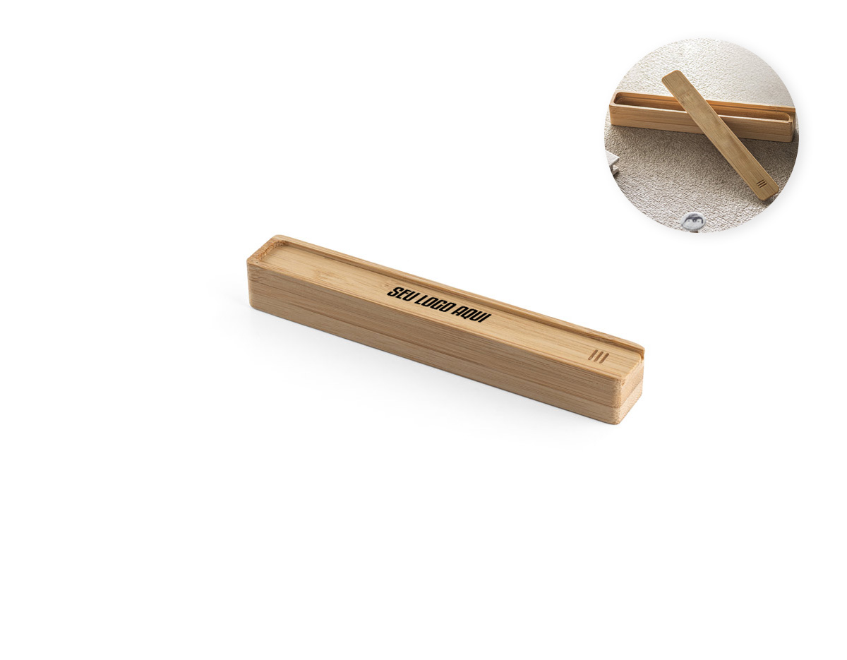 Estojo em bambu natural para uma esferográfica. O estojo tem uma tampa de correr também em bambu. Fornecido em sleeve em papel kraft reciclado. A cor e o resultado da impressão nos materiais naturais pode variar entre produtos. 24 x 152 x 23 mm