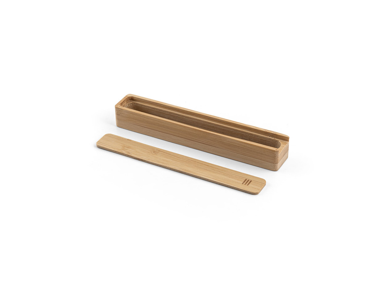 Estojo em bambu natural para uma esferográfica. O estojo tem uma tampa de correr também em bambu. Fornecido em sleeve em papel kraft reciclado. A cor e o resultado da impressão nos materiais naturais pode variar entre produtos. 24 x 152 x 23 mm