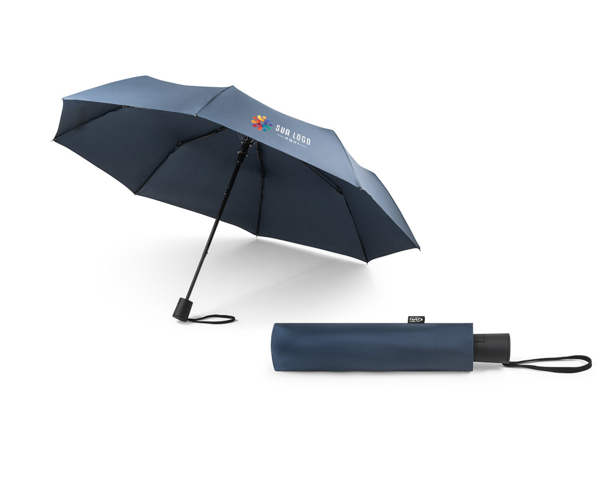 Guarda-chuva em poliéster 100% reciclado 190T pongee, com varetas em fibra de vidro e pega em PP. O guarda-chuva, dobrável em 3 secções, tem abertura automática e é à prova de vento.