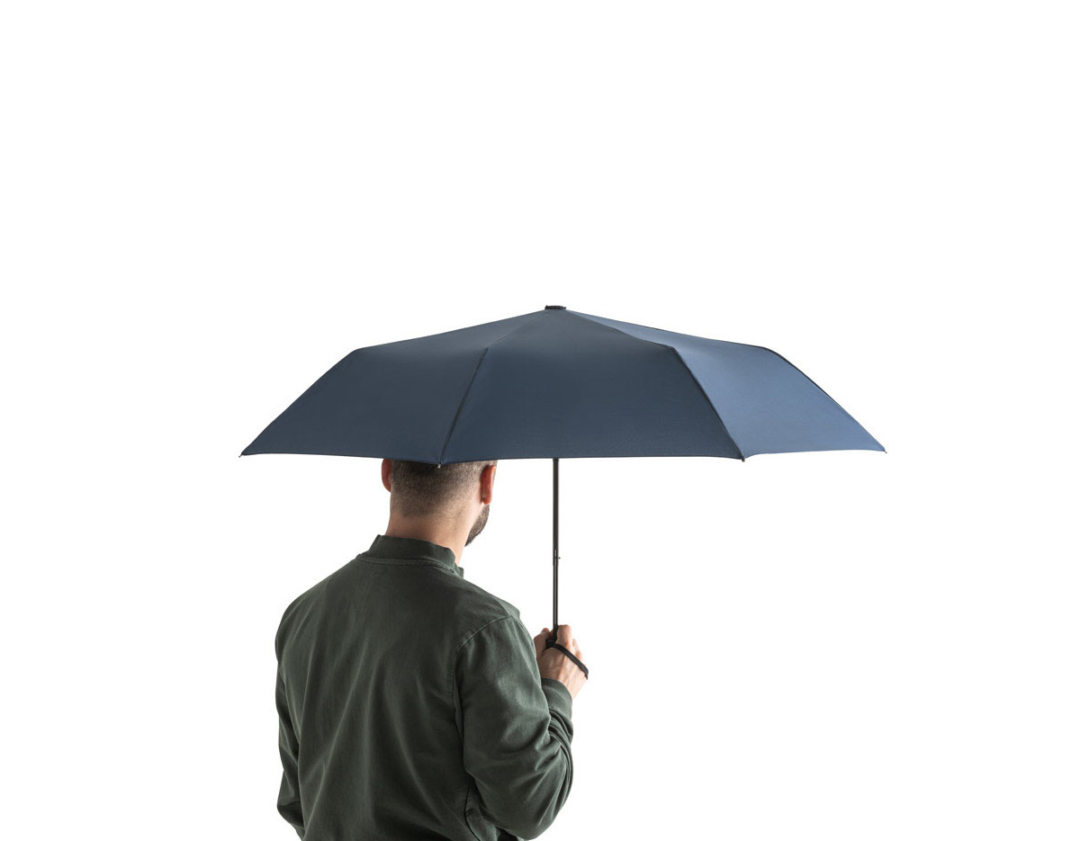 Guarda-chuva em poliéster 100% reciclado 190T pongee, com varetas em fibra de vidro e pega em PP. O guarda-chuva, dobrável em 3 secções, tem abertura automática e é à prova de vento.