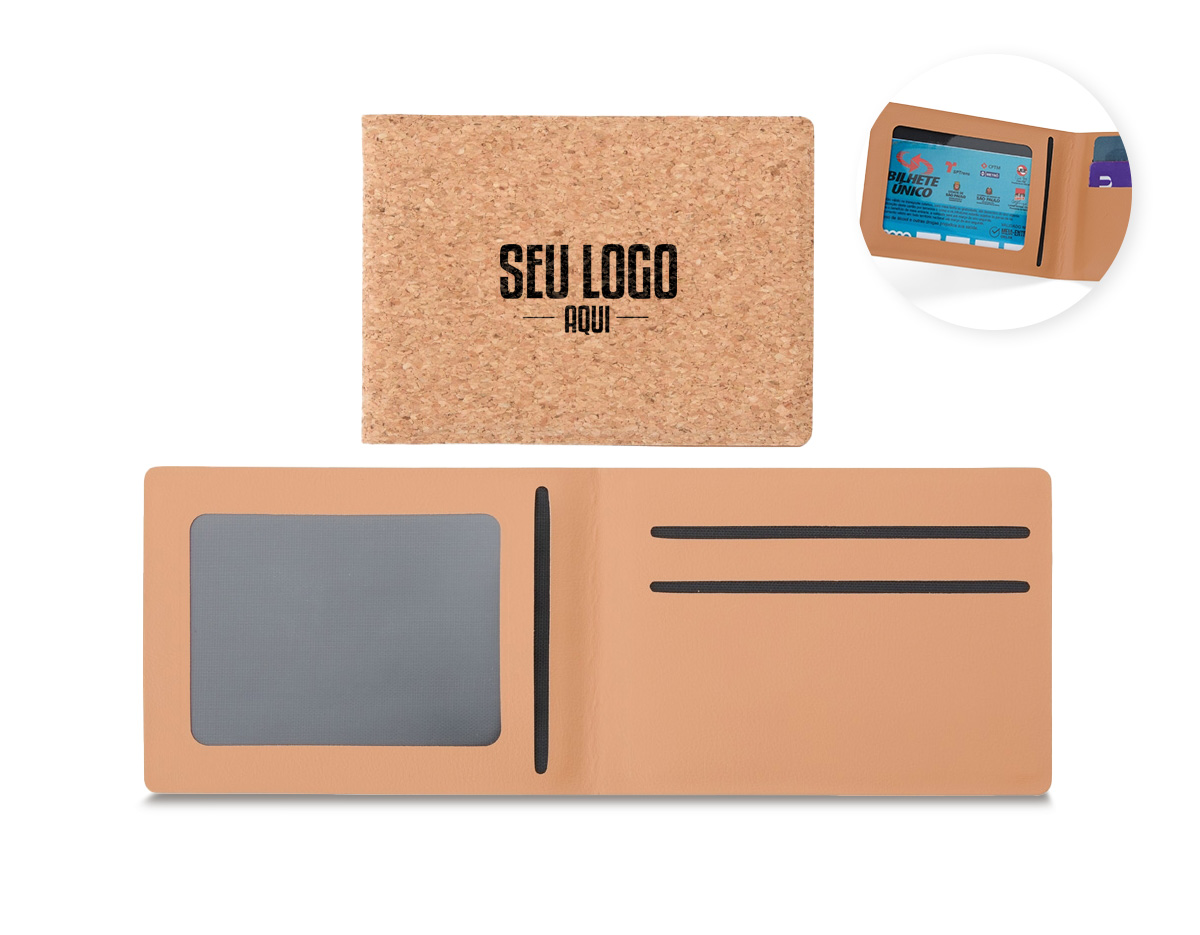 Nosso porta-cartão apresenta um design compacto e funcional. Feito de cortiça, traz um visual rústico combinado com a parte interna em couro sintético, criando um contraste elegante. Possui três compartimentos, incluindo um com visor transparente, que facilita na hora de encontrar o cartão. Perfeito para quem busca organização e segurança para os cartões no dia a dia.